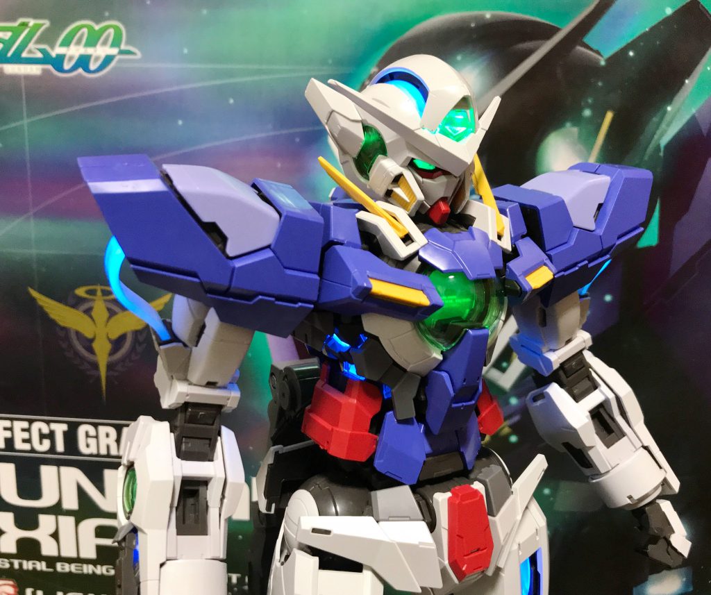 元々の出来が素晴らしく、また自分史上最高額のキットゆえに、
塗装初心者の自分には失敗のリスクが怖くとりあえず素組で完成と言う事に…。
いつかPG全塗装にも挑戦したいところです。