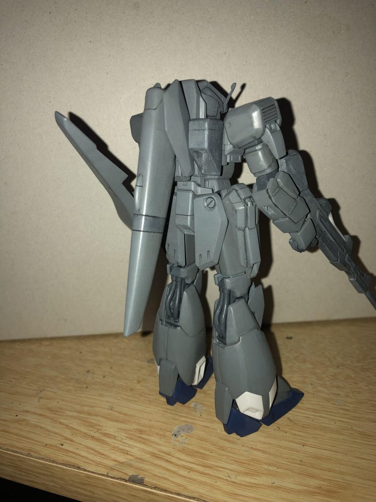 MS形態:後ろ
サイドのビームキャノンはスラスターにし、シールドのセンサー類は無くして、ただのシールドにしました。