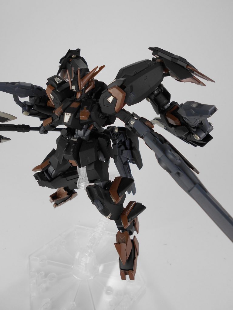 GNツインハンドガン改・「ヴィブレ」。バックパックにリバーシブルガンダムの腕を移植し、小型ファングを増設しました。「ヴィブレ」は連射性よりも威力を増加しており、小型ファングと合わせて弾幕を張ることが可能です。
ヴィブレはドイツ語で「振動」からもじりました。