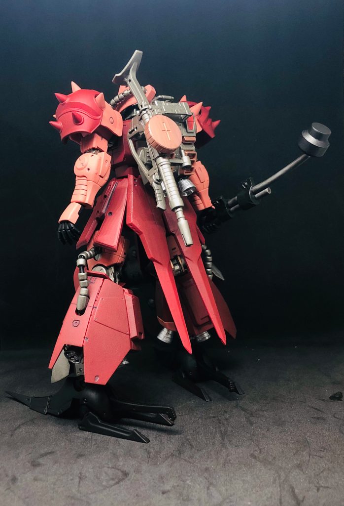 この機体は「アルカディアの赤狼」シアン・ラス・クーアル少佐専用にA型レギオンをカスタマイズした機体であり、専用武装である断頭台を扱うため、機体の出力強化などを施してる。出力強化に伴い機体は大型化しており重量が増している。この機動性の低下を補うため、脚部に噴射式推進装置を増設する事で、重量級の機体でありながら、高い機動性を併せ持つ機体に仕上がった。しかし、操縦性は劣悪そのもので、非常にピーキーな機体になってしまったため、シアン少佐にしか扱えないじゃじゃ馬になってしまった。機体色は赤系で統一されており、この機体色から「アルカディアの赤狼」の異名が付けられた。