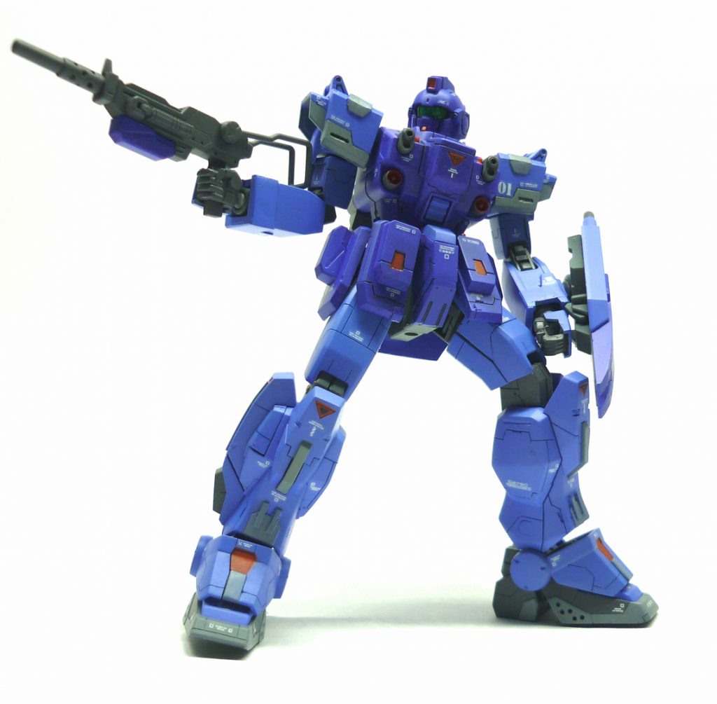 100mmマシンガンを構える。