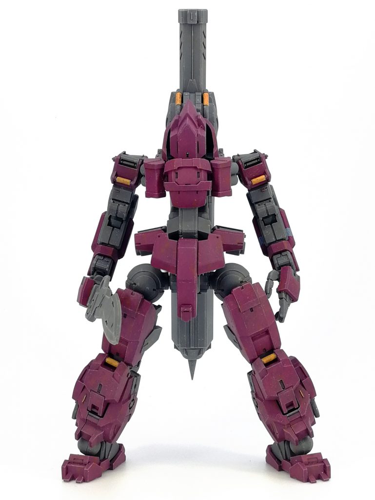 頭はガンダムフラウロスの股間。
胴はグレイズフレームをベースに胸を30MMアルトの後頭部と足首カバー、尻をガンダムフラウロスで調整。
腕はTR-6の上腕をちょっと伸ばして使用。右て区部に角度つけて剣握りが決まるようにしてます。
脚は30MMアルトを短縮したり色々して使用。