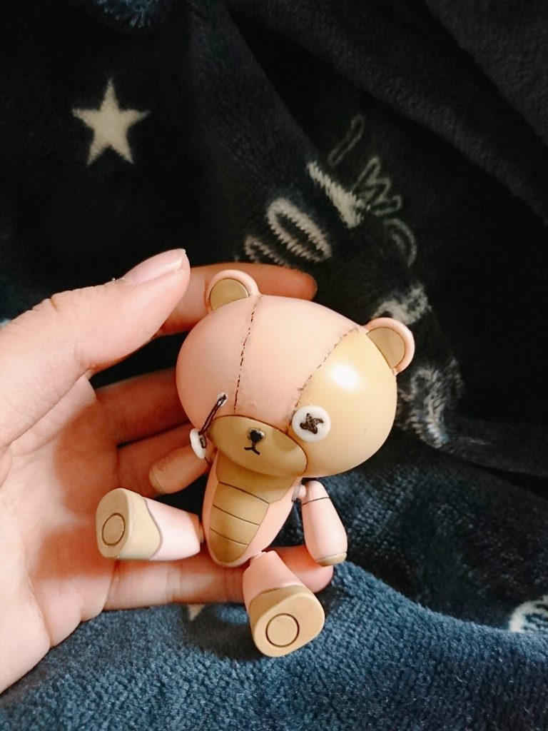 ボタンのおめめはサイズが小さすぎるので樹脂粘土を使い自作しました!
糸を使ってちょいちょいと…(๑´ω`๑)
接着は瞬着がなかったのでボンドで!