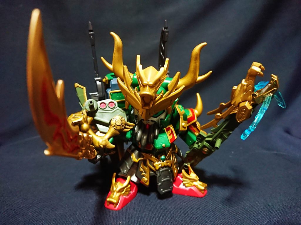 蒼龍の神器を装備した関羽。
激龍砲を構えることで遠距離戦を得意としたスタイルに。
さらに鬼神装 激龍関羽の姿は真鬼牙龍月刀や黒刃刀を持つことで同時に近接戦も可能となり、死角の無い戦闘が可能となった。