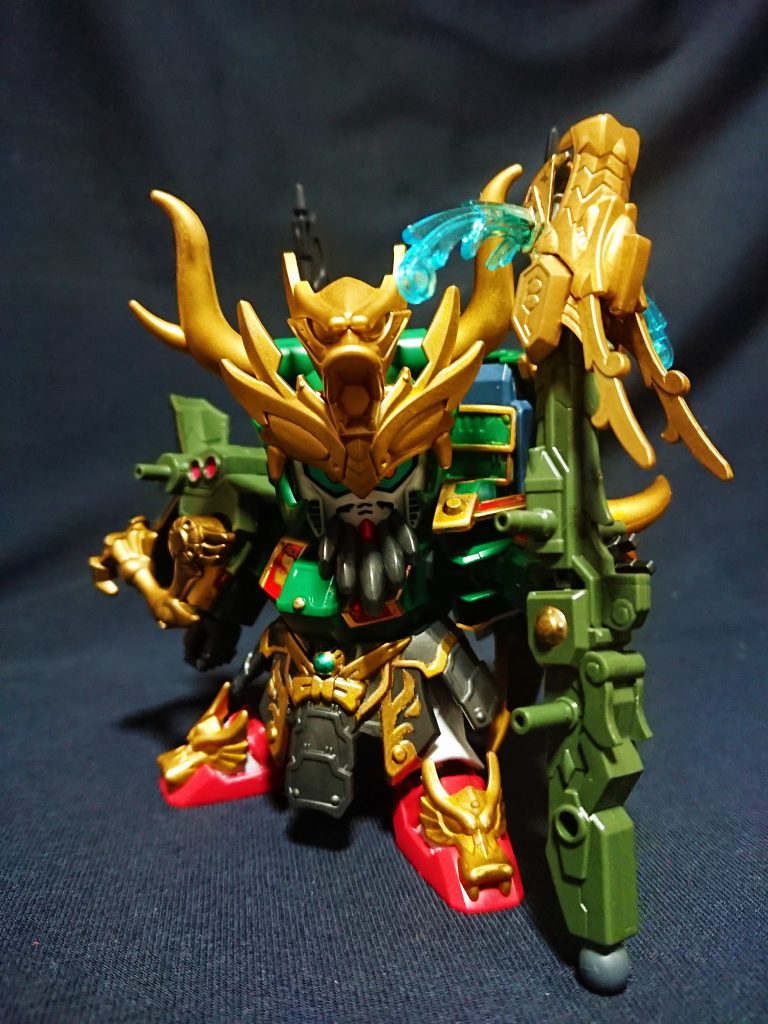 鬼神装 激龍関羽ガンダム
鬼神装の鎧と激龍砲を同時に装備した状態です。
所謂三国伝版のフルアーマー関羽となります。
バックパックが大きくなったとは言え、前面もデカいので背部があまり目立ちませんw