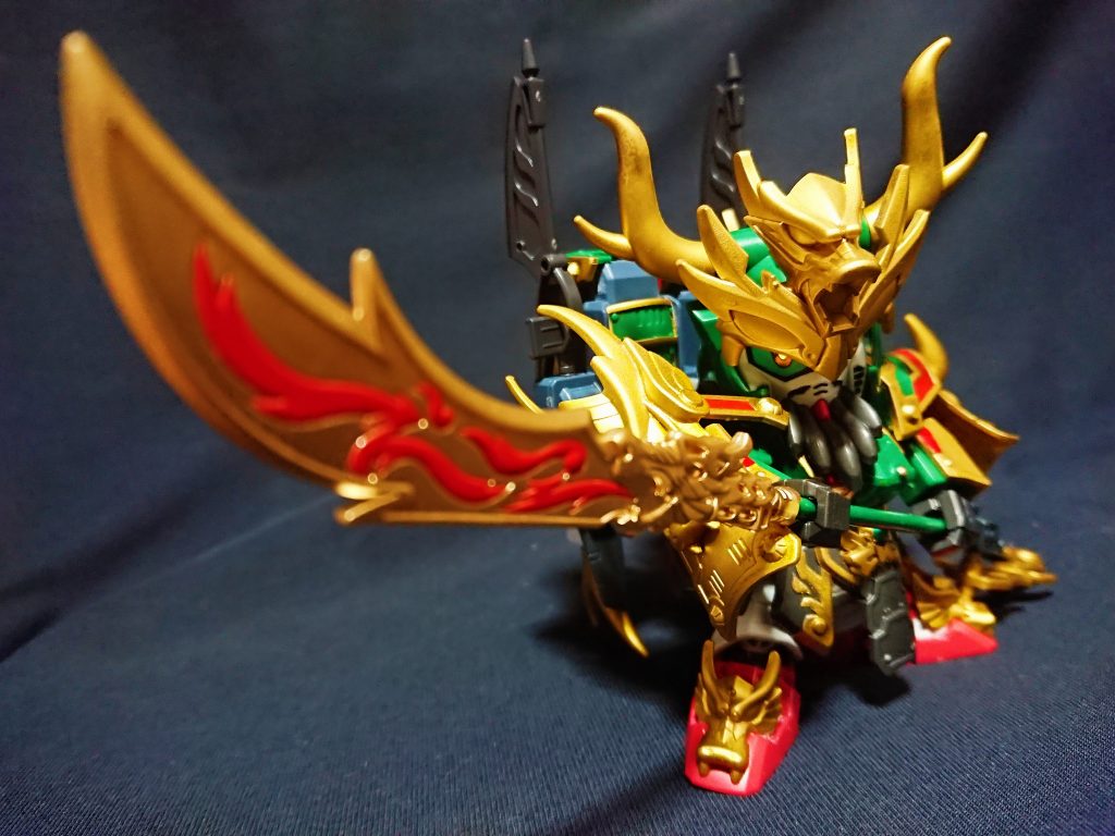 関平と周倉の案により作られた関羽の新たな鎧、鬼神装の鎧。
周倉の武器 尖刃刀を模した黒塗りの黒刃刀を装備し、懐に飛び込んだ超近接戦闘も可能に。
まさに2人に背中を預ける姿となった。