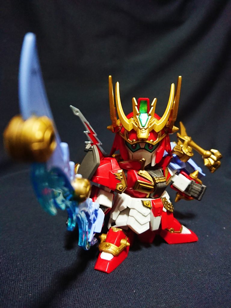 統一された関羽と違い赤に青の真逆の色。
武器含め肩の一部が青になりバランス悪くなるかな?と思ったけど、元々アシンメトリーな鎧のため実際かなり馴染んでいます。