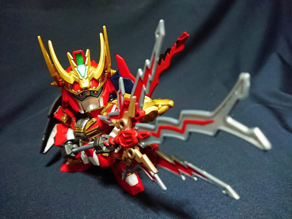 翼のような装備は飛竜の姿を思わせる張飛の新たな鎧、雷神装の鎧。
大型の手甲に雷蛇のような幅広の刃のついた雷蛇刀はケンカっ早い張飛には得意の武器となり、主に格闘戦で真価を発揮する。