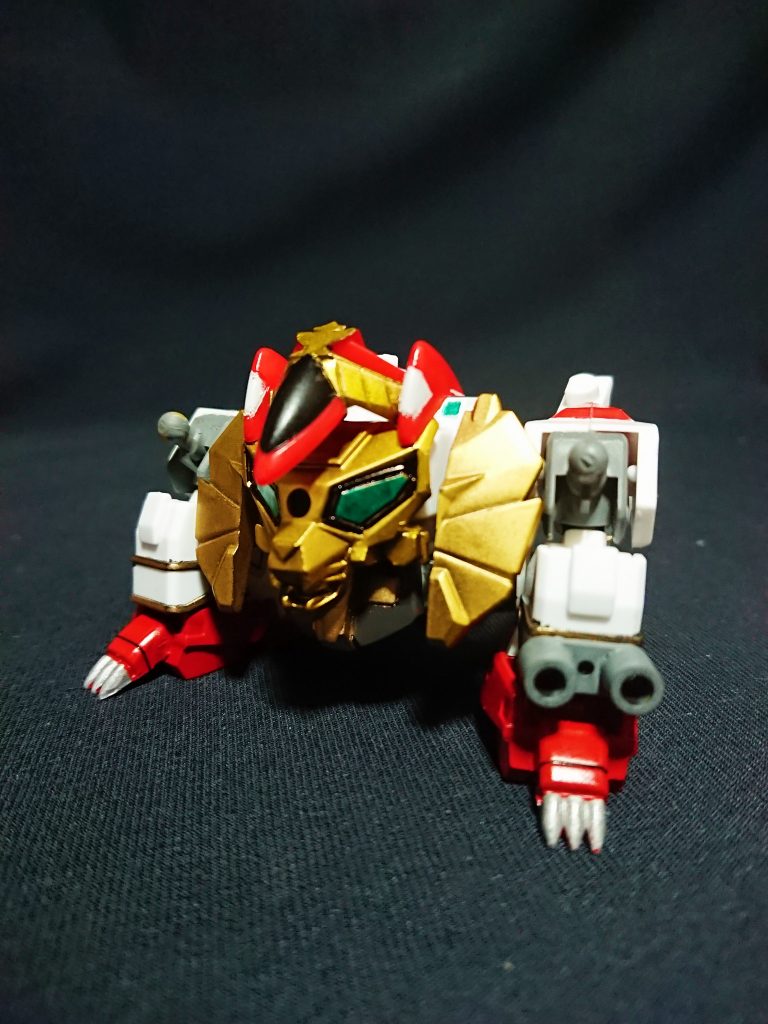 もちろんライオンファイターへの変形も残しています。
変形方法は少し変わりましたが、顎下から前足が出るちーびーより違和感は無くなりました。