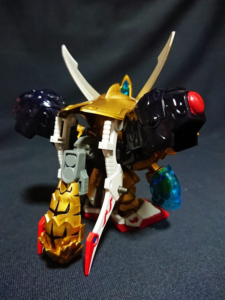 天雷火砲は百式改時はバックパックの支えになるため、白爪刀を持たせても倒れることはありません。
エイリアンヘッドは武者鷺主の兜を使用しました。