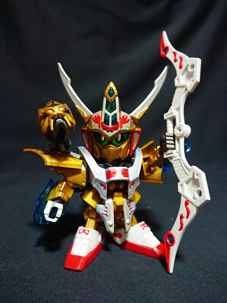 遠距離戦時(量産型百式改)は白爪弓と、小型化され肩に装着した天雷火砲が主武装となります。
取り外して持つこともできます。