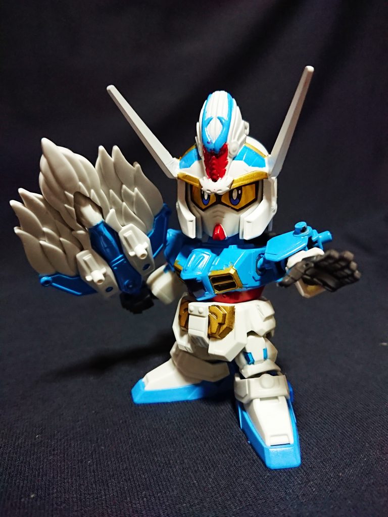 孔明の兄で孫権を補佐した大将軍。
温厚な人格者で、軍の指揮は周瑜ヒャクシキの再来と言われるほど。
弟同様に武装は似ており鳥形の孔雀羽扇を持ち、背部に合体することで、孔雀を模した姿の孔雀装へ強化される。