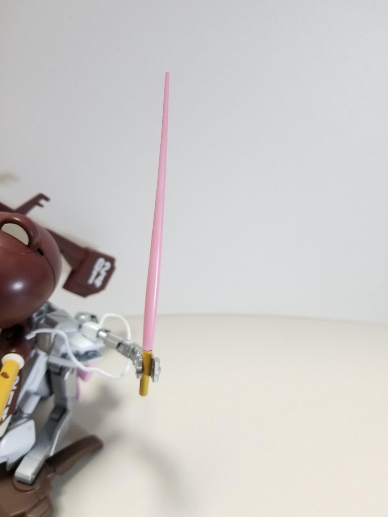 パワーローダーの左側にあるサブアームに装備されているビームサーベルこちらはいちごのポッキーをモチーフに塗装しました。
それっぽい仕上がりになったのではないでしょうか