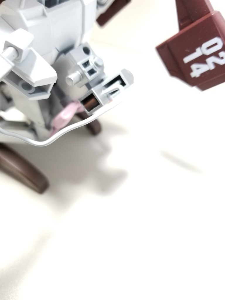 続いて左手に装備されているエネルギー砲こちらはトッポをモチーフにして塗装しました。
銃口部分をしっかりブラウンで塗装してます。
焼き目部分は筆塗りでそれっぽく(^^;;
エネルギー供給を後ろの粒チョコからしています。