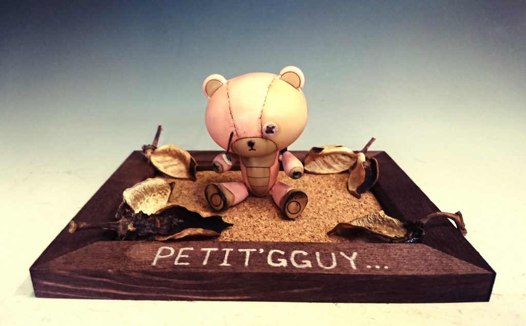 まず正面から!(๑´ω`๑)
プチッガイのかわいさを残しつつ哀愁を感じるような作品に仕上げました♪
枯れた葉を使うことにより悲しげな雰囲気を作り出しています♪