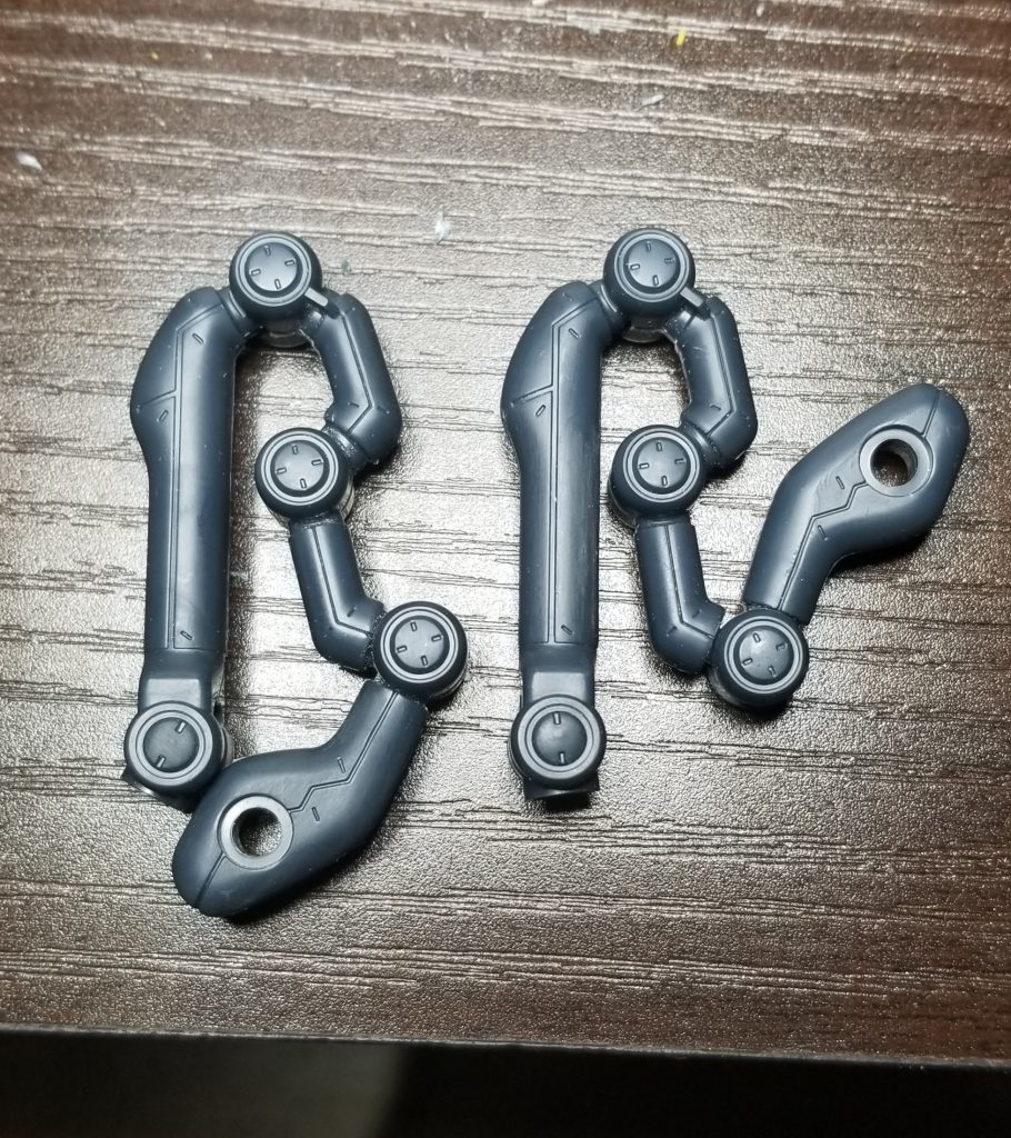 １箇所しか可動しないサブレッグのアームを工作して可動箇所を２箇所にしました(画像右)