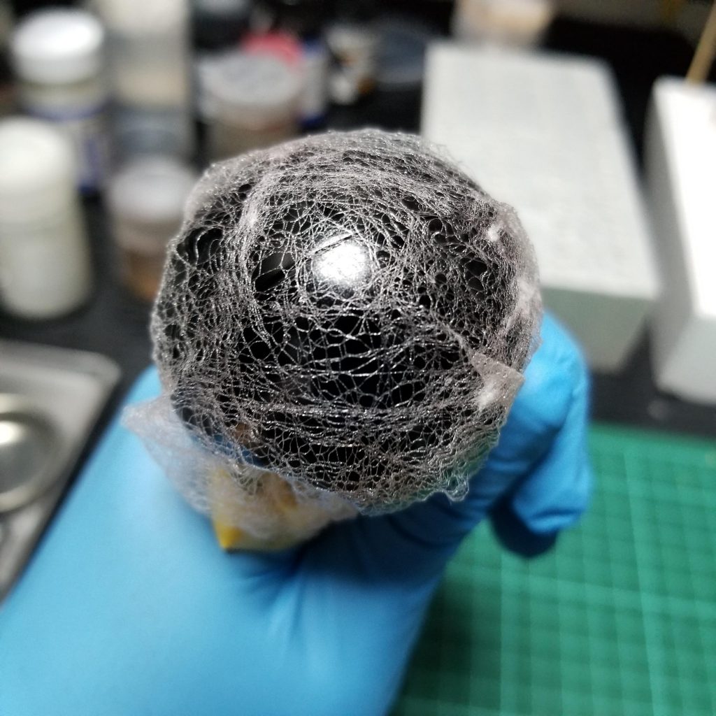 ツヤありの黒で塗装したハロに先ほどの固めた真綿を枠から取り外し密着させた状態で隠蔽力の強めの白をエアブラシ塗装します
後はクリアーを厚目に吹いて出来上がりです