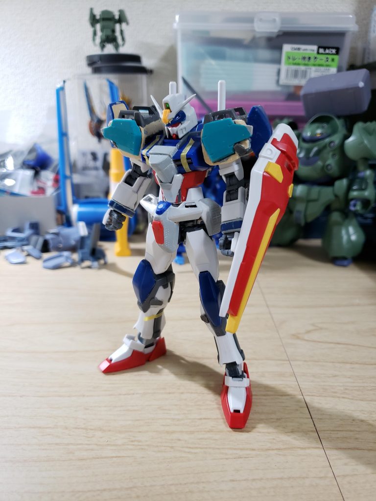 デュエルガンダム本体
股部分はストライクの物をデュエルの物と混ぜ、プラ板で整形しています。
肩アーマーは、ストライクの物を加工して、形状を少し変えています。
両肩の白い部分は、グレイズの肩アーマーを加工してMGの様な角ばったデザインになる様にしています。
これにたどり着くまで、大分手間取りましたが笑