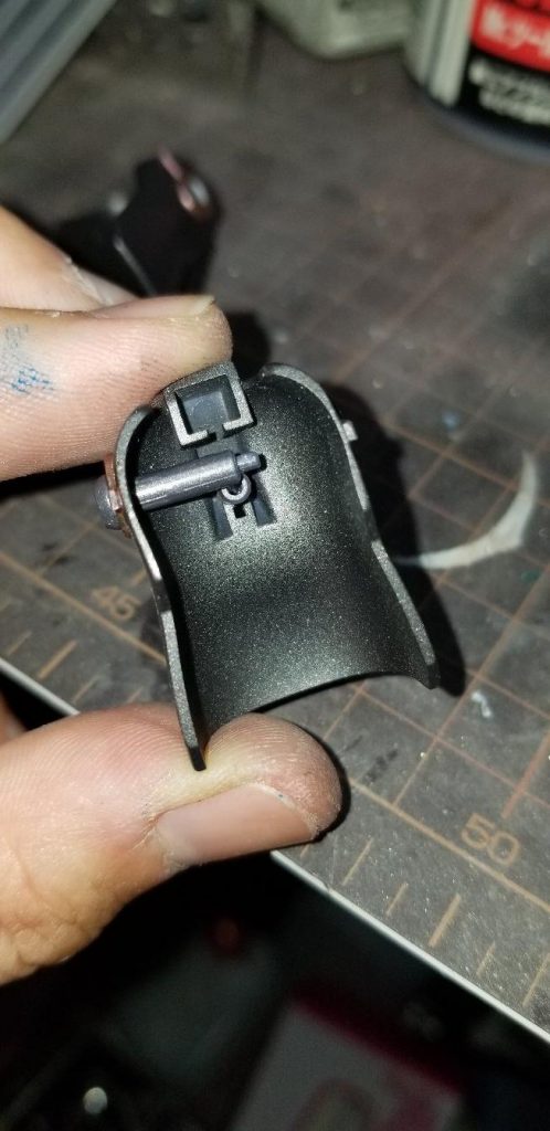 しかし、差し込んだら本体との取り付け部分に干渉です…