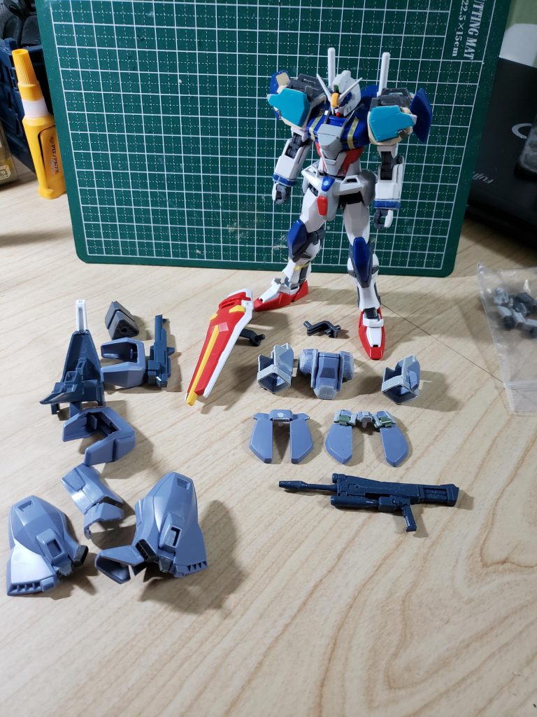 基本的なベースはHGCEストライクですが、肩、膝、裾の青部分、ヘルメット、バックパックはデュエルの物を流用しています。
腰サイドアーマーはストライクの物を短縮し、可動出来るようにしています。