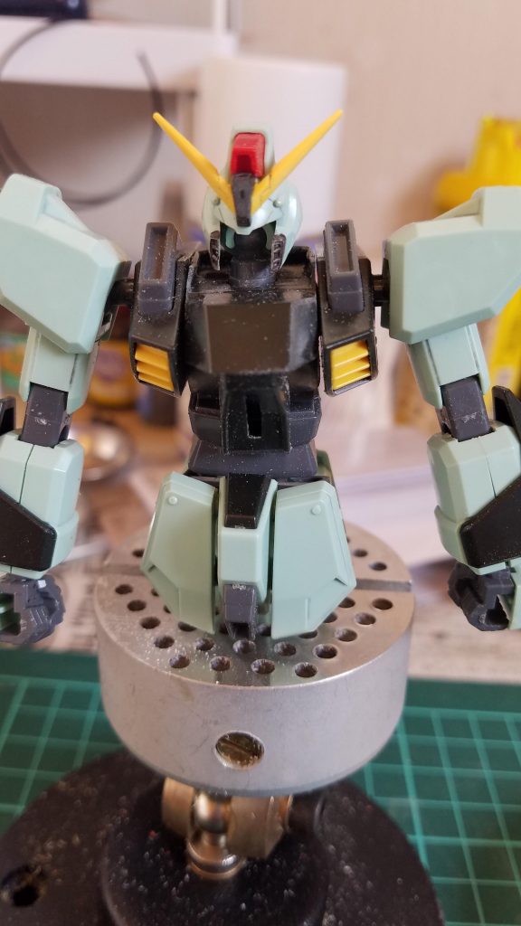 ここから制作過程です。
最初に横広な胴体をヤスリ細くしました。