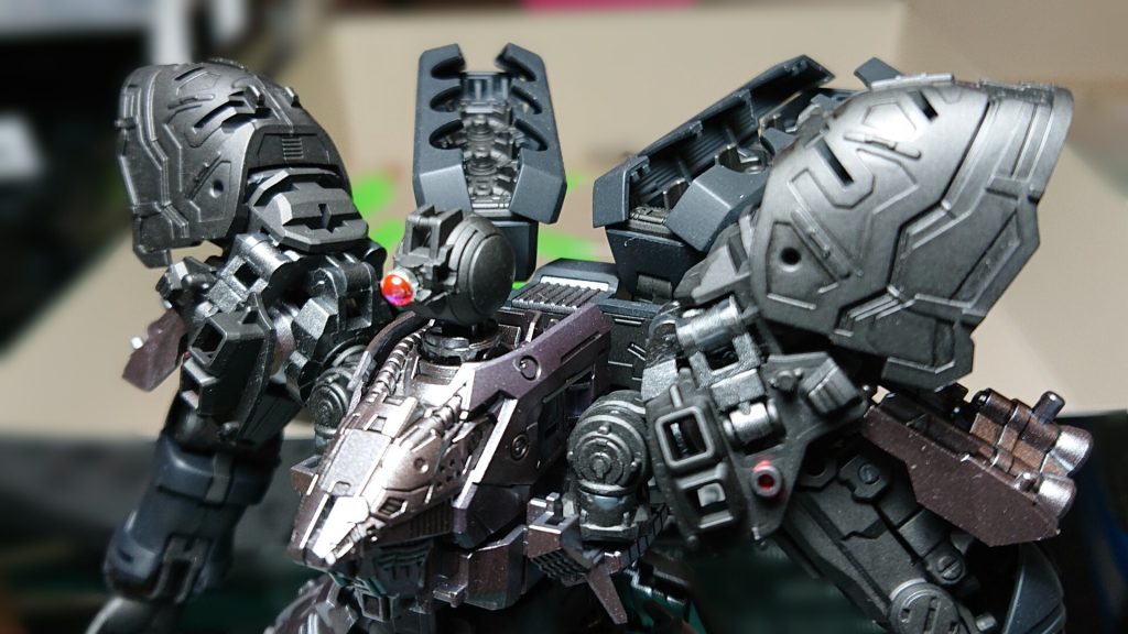 初のRGがサザビーなんですが、いやはや良くできてますね。MG ver.kaサザビーを素組で組んでありますが、RGの方が後発だけあってハイディテールですよ。
変な展開モードが無い分、関節の可動域が広い割にカッチリしてるのは好感もてます。