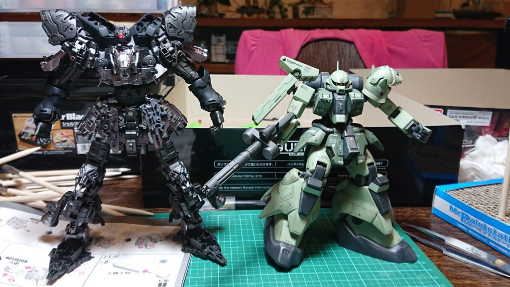 ザクⅢですら、大きいと思ってましたがそれ以上にデカい!
フレームの配色は、
タミヤラッカー ライトガンメタルとダークアイアンを使用。
メインカメラはハイキューパーツのドーム。