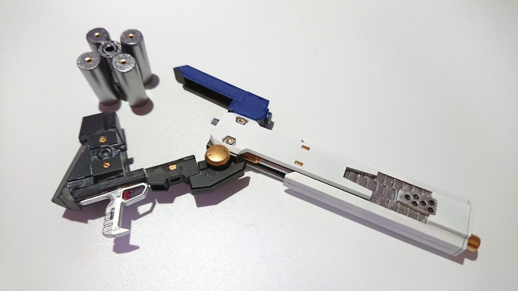 ・*リボルビングビームマグナム*
ユニコーンのビームマグナムの失敗作。
超火力、反動軽減、使用後の腕部動作不良の改善に成功したが、装弾数、重量、サイズによる取り回し難さ等々の問題を抱え試作品が一丁作られただけで打ち止めとなった。
また、特徴でもある連射機能も3連射すると銃身の冷却が間に合わなくなり爆発する。