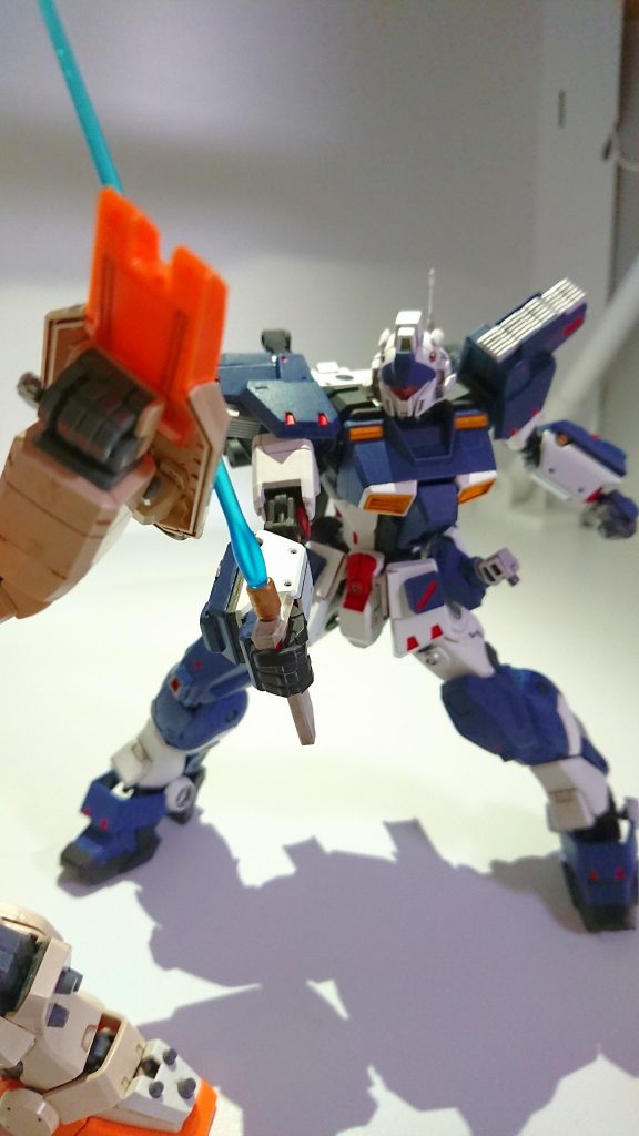 ・*高収束型ビームサーベル*
青い刀身を発振するビームサーベル。射程は短いが熱量は高い。