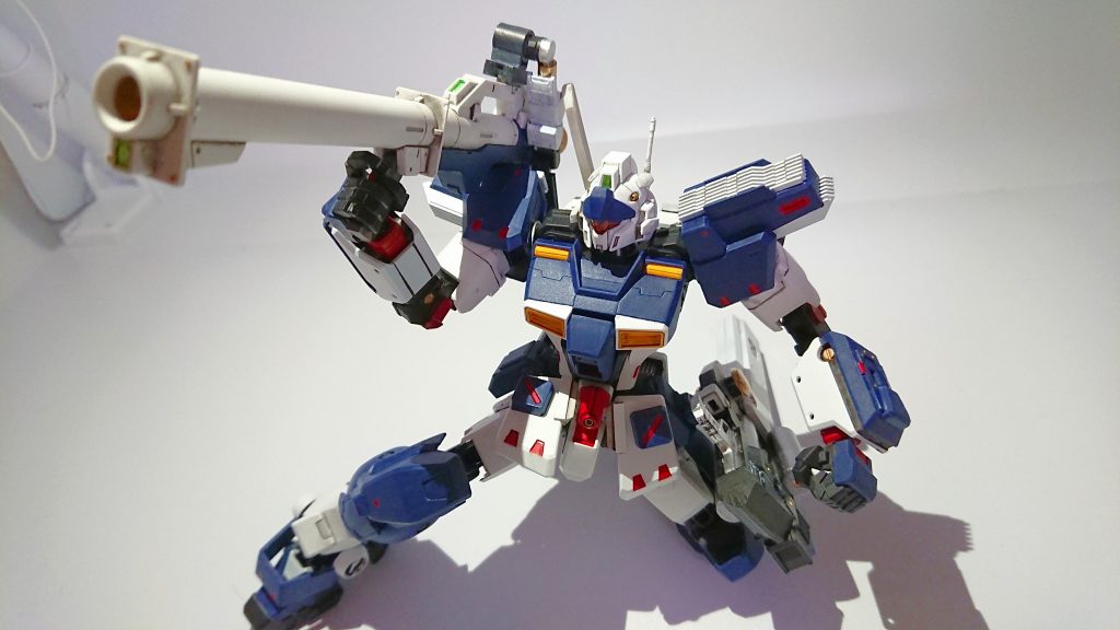 ・*ν[NEU]ハイパーバズーカ* 
ニューガンダム仕様のバズーカ。
バックパックの右肩側にアームを介して懸架できる。