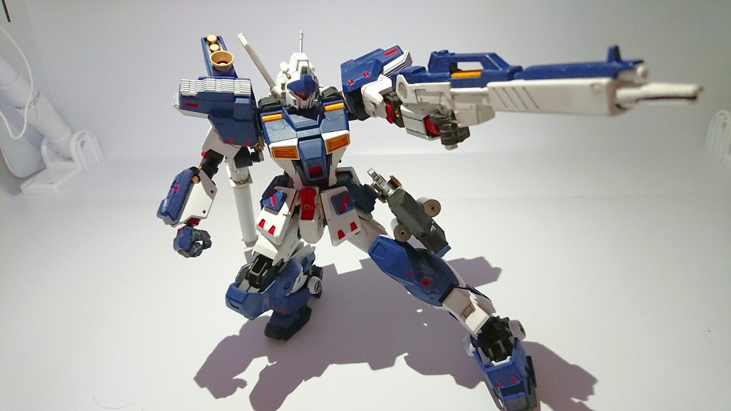 ・*ν[NEU]ビームライフル*
ニューガンダム仕様のライフル。
改造によりマシンガンのように連射が可能。
バックパックの左肩側に懸架可能。懸架したまま下方に向けて射撃も可能。