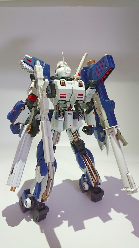 *バックショット*
・*頭部*
ほぼ改造していません。
市販パーツやプラ板でディテールアップしました。
・*胴体*
MGギャンの胴体フレームを使い、肩の可動域を確保。フレームの上にジムカスタムの装甲を被せ、脇腹と背中の装甲はジャンクで作成。
MGギャンのままでは下半身が付かないので、MGターンエーの腹部を移植。結果的に腰周りの可動域も確保。
・*肩*
ほぼそのまま。スラスターベーンに見立てたシイタケディテールを追加。肩フレームは1/100ブルーフレームの大腿部を使用。
・*腕部*
ジムカスタムをベースにジャンクで囲って一回り太く、関節はHGガンダムフレームの脚部フレームを使用。
前腕部はジムカスタムをディテールアップしました。
マニピュレータはMSGに交換しています。
・*腰部*
MGターンエーのフレームにジムカスタムを被せました。
ジムカスタムのスラスター部は、シイタケディテールに交換しています。
・*脚部*
MGターンエーのフレームを使用し、ジムカスタムの装甲を被せました。
足首の装甲は、1/100アストレイブルーフレームセカンドの足首です。