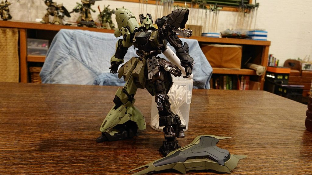 フレームに外装を半分取り付けるだけで、もうカッコいい。