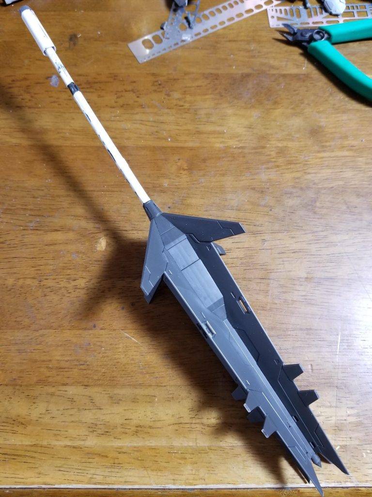 塗装さえする前から自重で曲がった柄はちょっと薄いプラ板を巻いて補強。