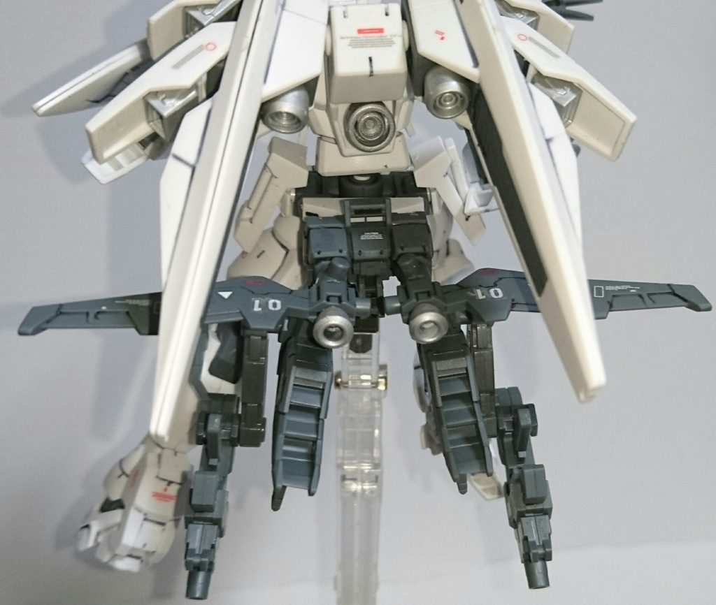 ## 追加ブースターユニット
腰部の３ｍｍ穴に装備。ブースター二基と滑空翼、２門の突撃砲が追加されます。