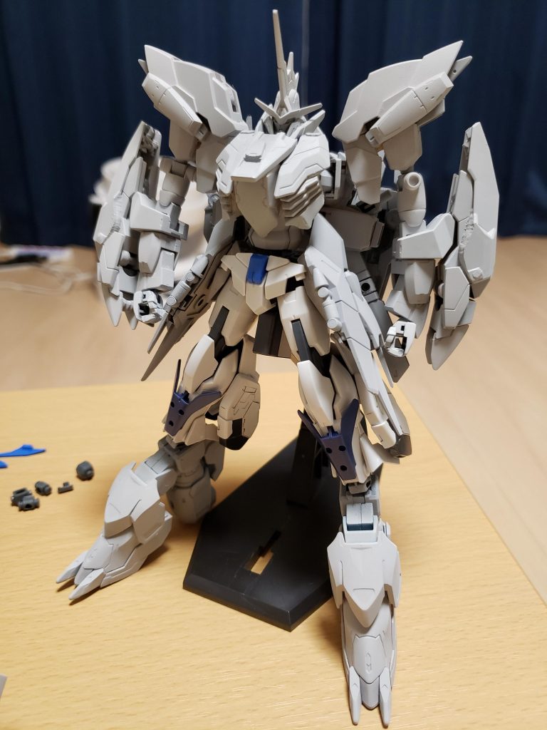 塗装前のバラしで足が根本から折れてしまったので、腰からまるっとバブルオーダイバーに置き換えることに。