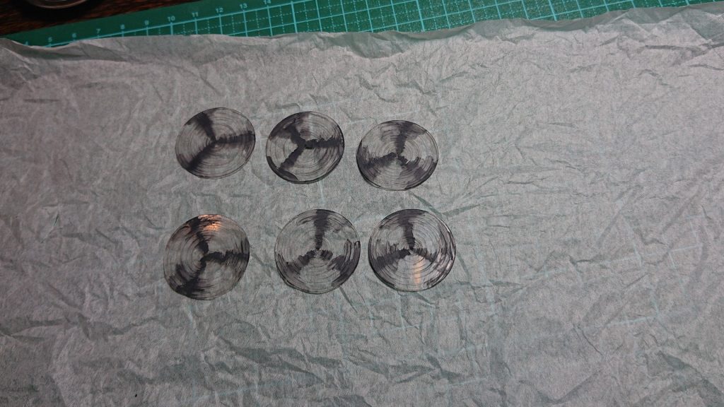 リフレクタービットの回転エフェクトは、ディバイダーでキズを付けた後、回転をドライブラシで表現してます。