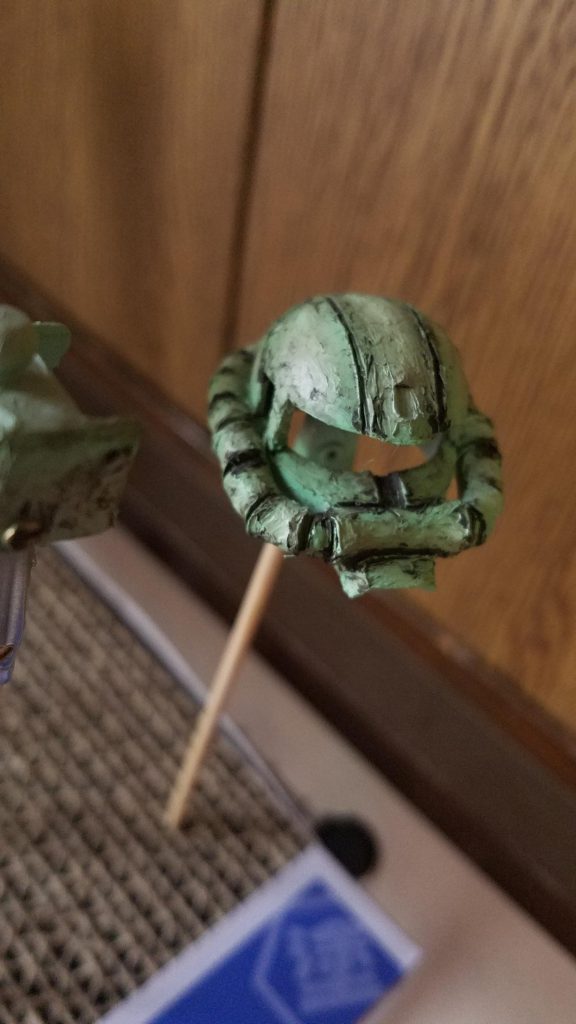 塗りの途中
淡い緑からはじめて濃い緑を影のように吹き付けてから、ブラウンでフィルタリング