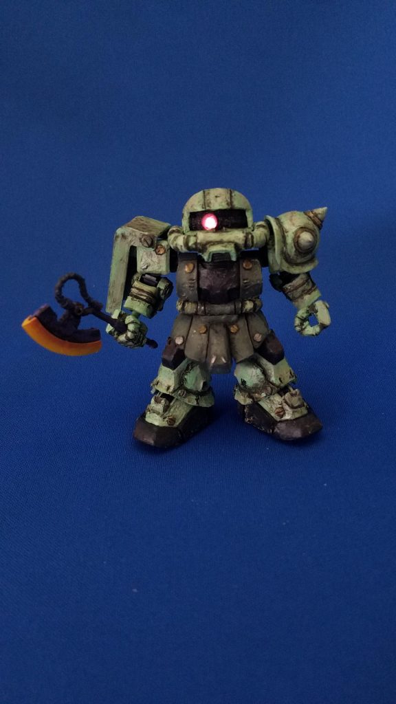 本体のみの写真
モノアイは付属シールそのままで無加工、ライトに反射して発光しているように撮れました(たまたま)