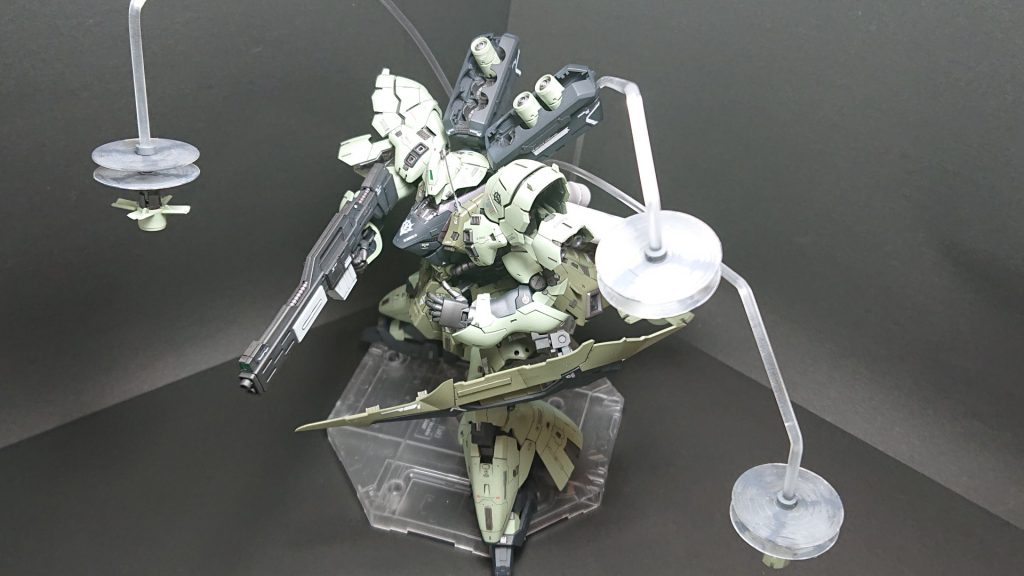 シャンブロは拠点制圧として有効な兵器であったが、陸上での機動性に難があるため、ジム系などの近接攻撃を排除する、いわゆる