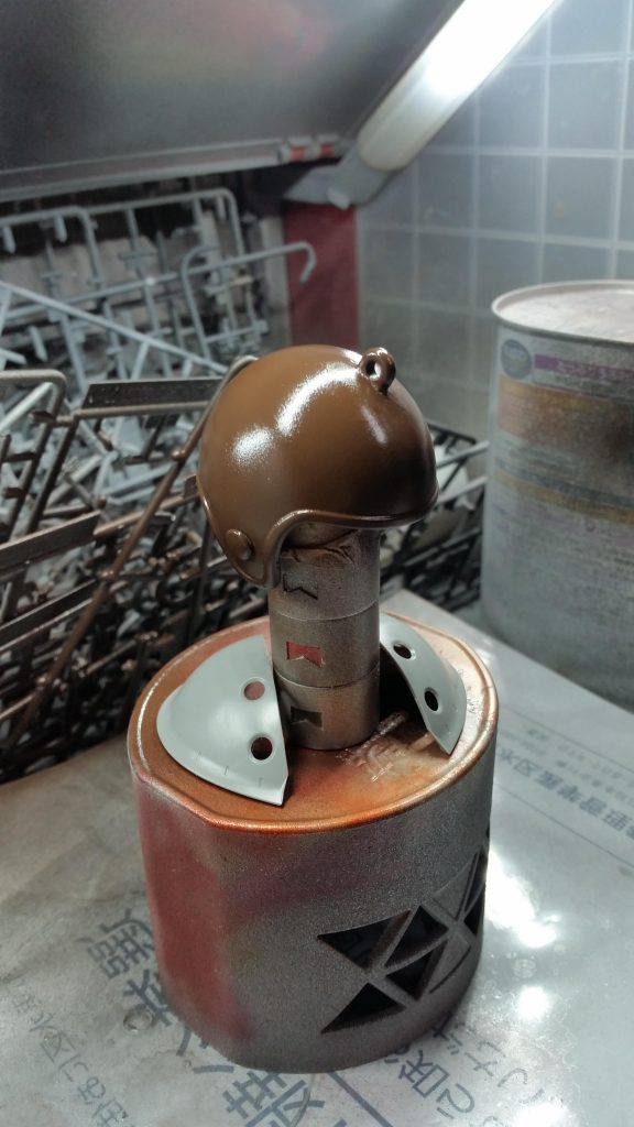 ヘルメットはブラウンとブラックのツートンで吹きました。アガ頭部の裏側はリューターでフラット化し取り付けています。