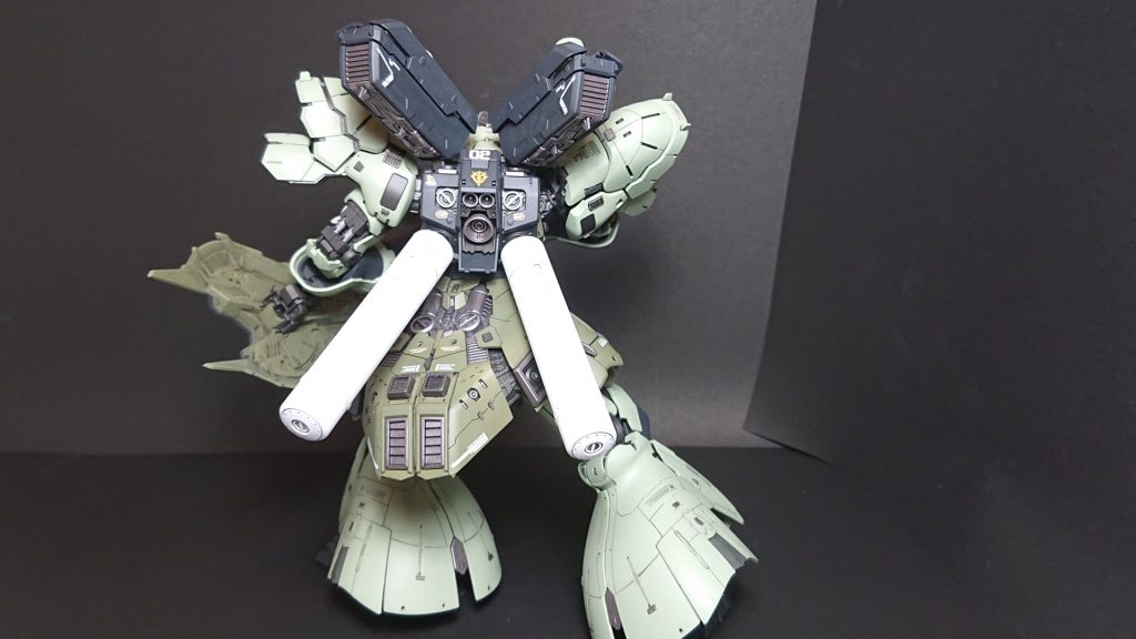 元々、ハイディテールなのに更にモールドを彫り込みました。
全体の配色は、ザクカラーです。
淡色:クレオス MSグリーン
濃色:タミヤラッカー NATOグリーン
プロペラント:クレオス GXホワイト
ファンネルコンテナほか:クレオス ジャーマングレー