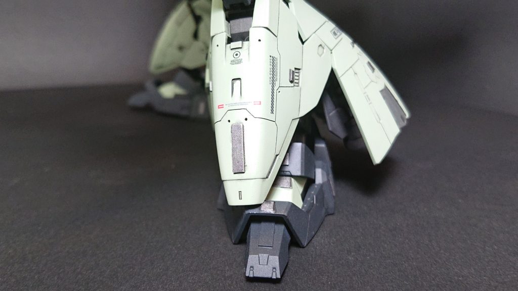 できるだけパネルラインを増やして、情報量をアップ。
メンテナンス時に、人力+クレーン等で扱えるであろうサイズを想像してモールドを彫ります。