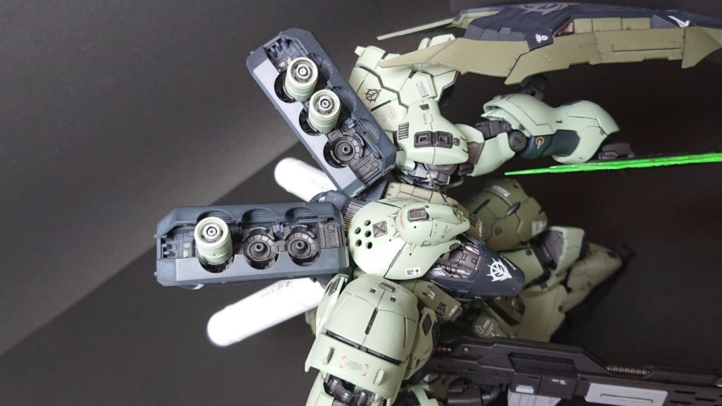 頭部のアナはサイコミュが発生する熱を排熱するための孔。ラジエーター効果を表現してます。