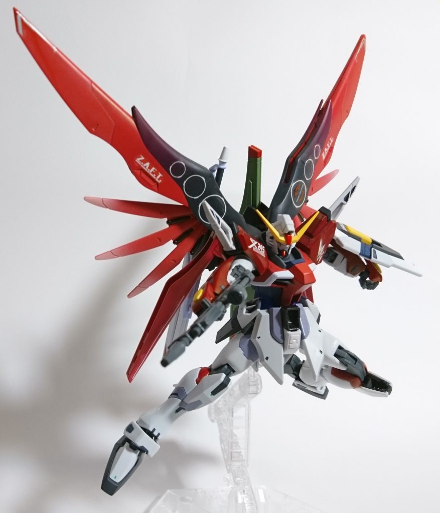 【ショット① ビームライフル】
上部ウィングは筋彫り&さりげなく色分け。
シャアピンクとシャアレッドです。
また、グレー部分にもシャアレッドを使いグラデーション塗装。
中部ウィングは先端にホワイトを吹きグラデーション。