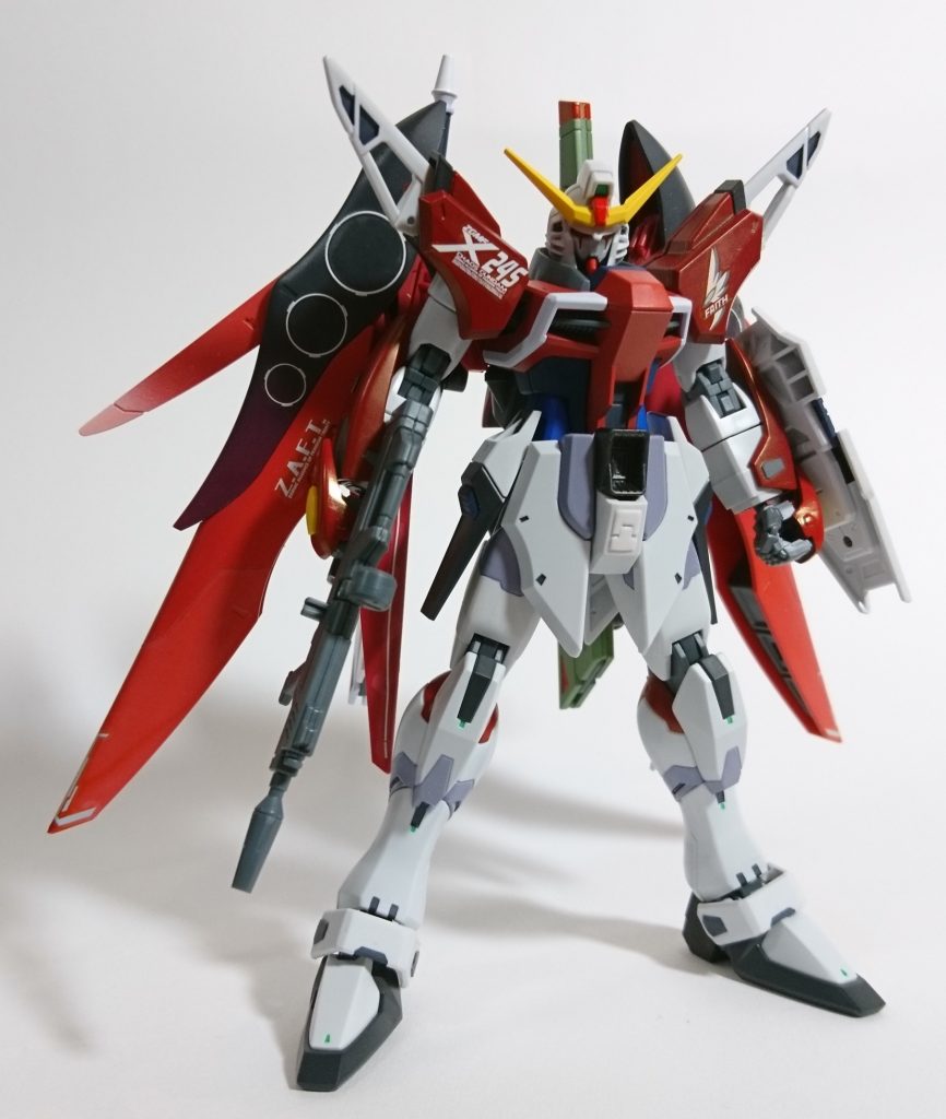 【フロントビュー】
本体の赤は、グレー→レッドと重ね吹きし少し暗めの色合いにしました。
胴体はブルー、ティターンズブルーの2色を使用しました。