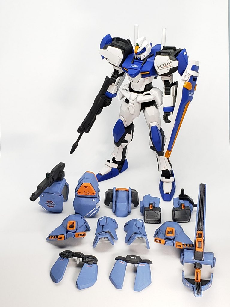 アサルトシュラウドは着脱可能
ピンとネオジム磁石、渋みで装着します。
基本的に胸部、両肩、腕、フロントスカートには大型化や延長工作をしています。
バックブースターにはフィンを追加しています。
脚部は分割部分を変更、MGの分割方法に近づけています。