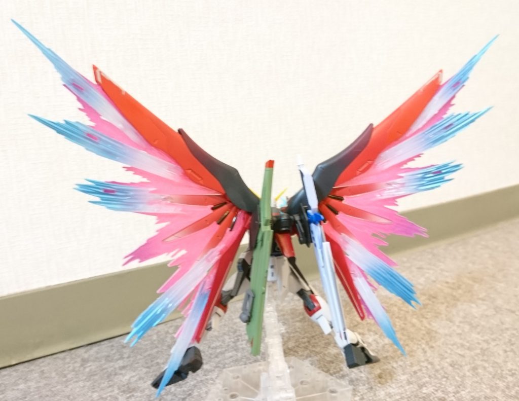 [光の翼エフェクト追加]
Figure-rise Effectより
「衝撃波ホワイト」
のパーツをノコギリで分割し裏から接着しました。
表はホワイトで塗装し、先端のみ裏からメタブルーを吹いてうっすらと青く見えるように。