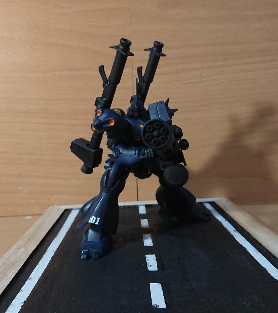 正面からです
ガトリングの迫力はいいですね
ケンプファー本体の色はセミグロスブラックと青を混ぜて作りました
バトオペのケンプファーを意識してます