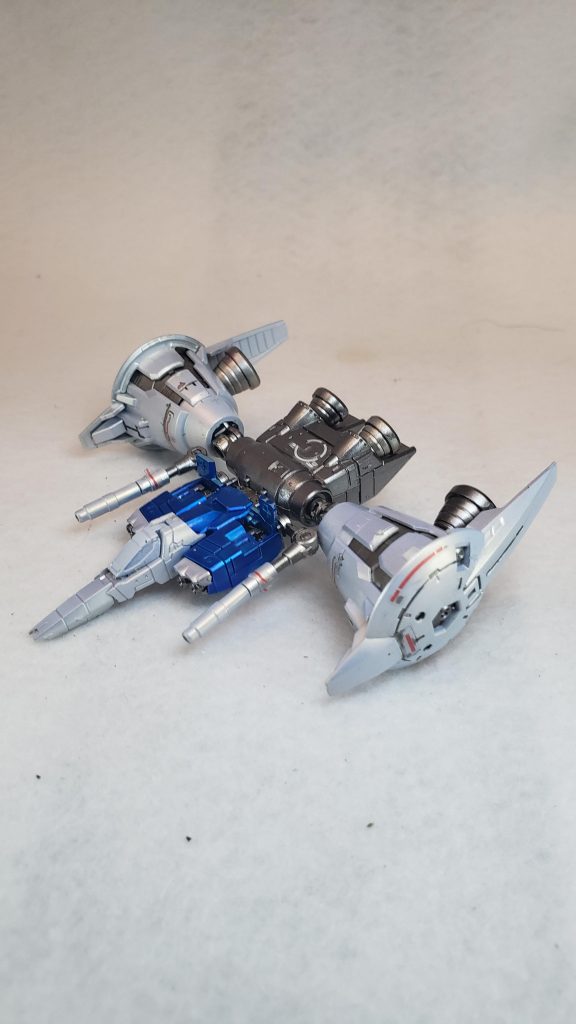 コアファイターⅡ
^^^^^^^^^^^^^^^^^^^^^^^^^^^^^^^
コア・ファイターIIを宇宙用のものに換装し調整を施すことにより容易に宇宙戦仕様へと仕様変更が可能である[注 4]。宇宙戦仕様GP01Fb（フルバーニアン）は、仕様変更の前の戦闘による機体の損傷が激しかったため、コア・ファイターの換装だけでなく、補修を兼ねてMS本体も各種の仕様変更・改装（ロールアウト後に予定されていた追加装備の前倒し投入も行われた）が施されており、当初のガンダム試作1号機宇宙戦仕様案とは外観も含めて別物になった。